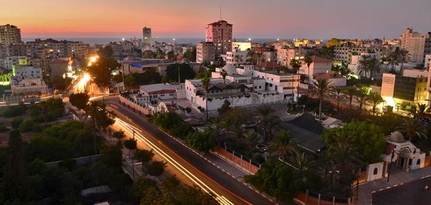 وتعدّ سكانياً من أكبر مدن السلطة الفلسطينية، وتبلغ مساحتها ستّة وخمسين كيلومتر مربّع، 