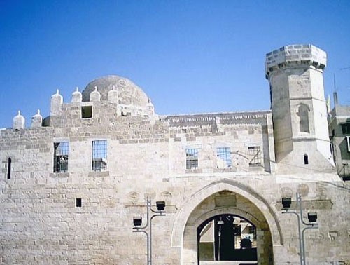 وترتفع نحو 50م عن سطح البحر، وينتمي مناخ خان يونس إلى المناخ شبه الصحراوي الساحلي، الذي يتميز بقلة أمطاره الشتوية وتطرفه النسبي، ويبلغ متوسط كمية الأمطار السنوية التي تهطل على المدينة نحو 276 ملم -300 ملم